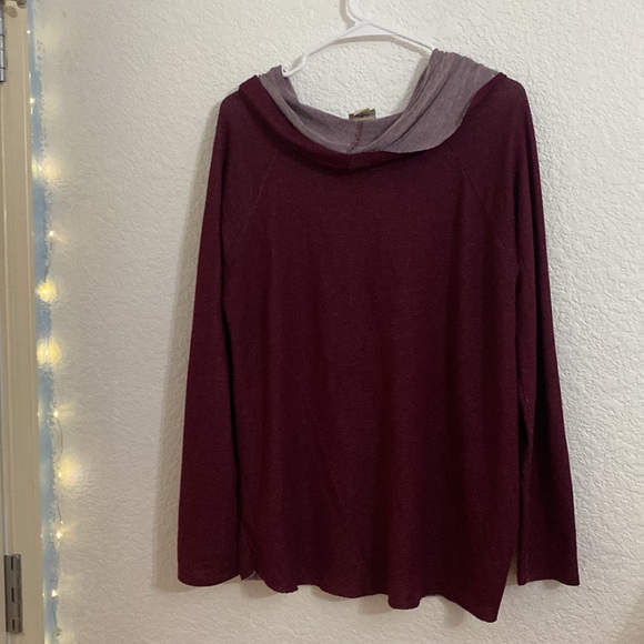 Super cute dark red sweater - Picture 2 of 2